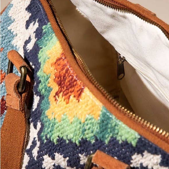 Belmont Boston Bag: A Fusion of Style and Quality - Picture 3 of 4